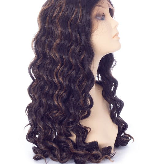La perruque Celestial en brun de la marque Sepia est une perruque lace front en cheveux synthétiques dont les cheveux sont ondulés sur toute la longueur.
