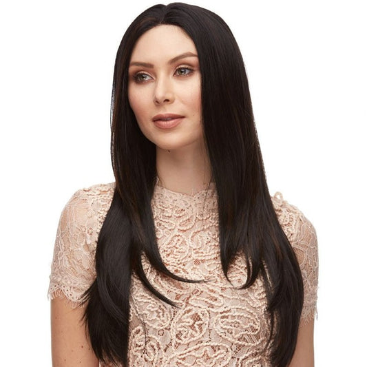 La perruque Dahlia en noir de la marque Sepia est une perruque lace front en cheveux synthétiques avec une raie au milieu et qui encadre le visage.