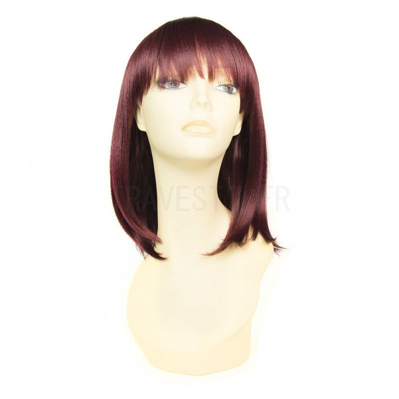 Dara en bordeaux est une perruque mi-longue synthétique à frange droite de la marque Mane Muse dont les cheveux lisses résistent à la chaleur.