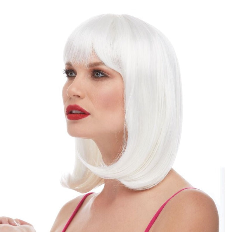 Doll est une perruque synthétique mi-longue en blanc de la marque Characters coiffée en carré plongeant disponible en de très nombreux coloris.