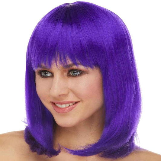 Doll est une perruque synthétique mi-longue en violet de la marque Characters coiffée en carré plongeant disponible en de très nombreux coloris.