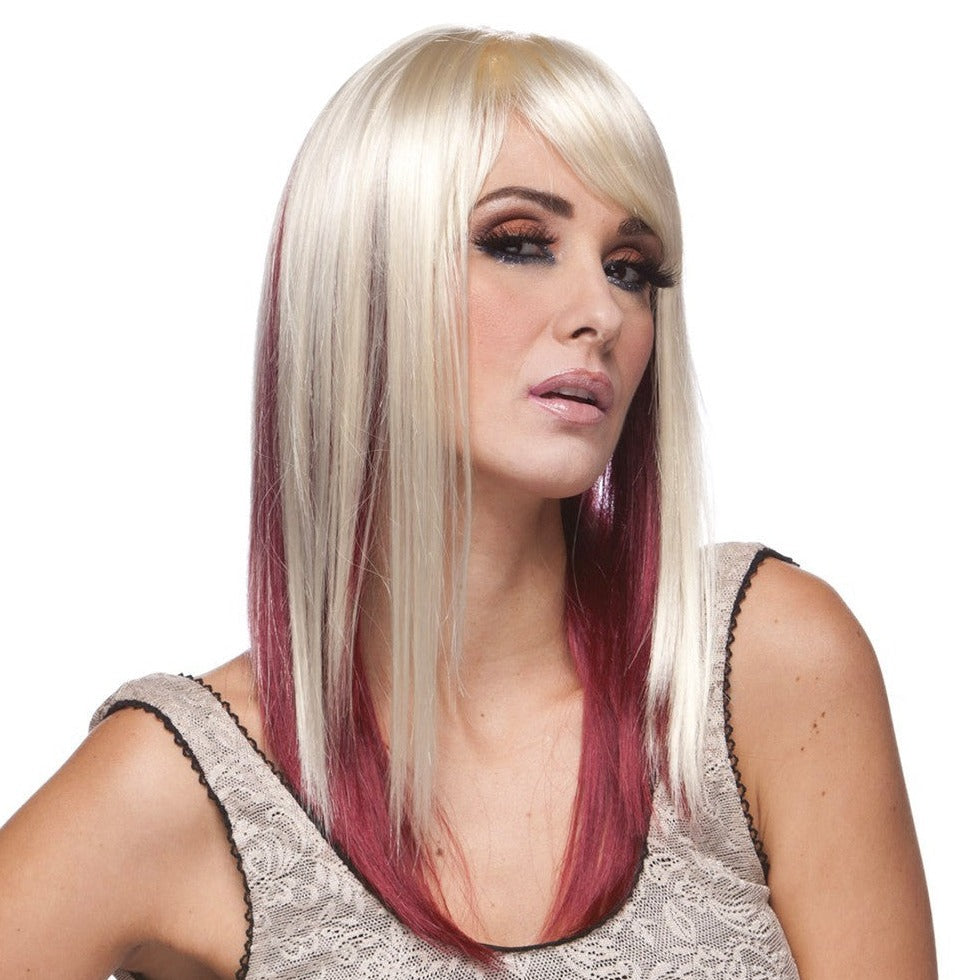 ewel est une longue perruque en cheveux synthétiques de la marque Sepia avec des cheveux lisses et une large frange. La perruque est blond platine avec une mèche bordeaux.