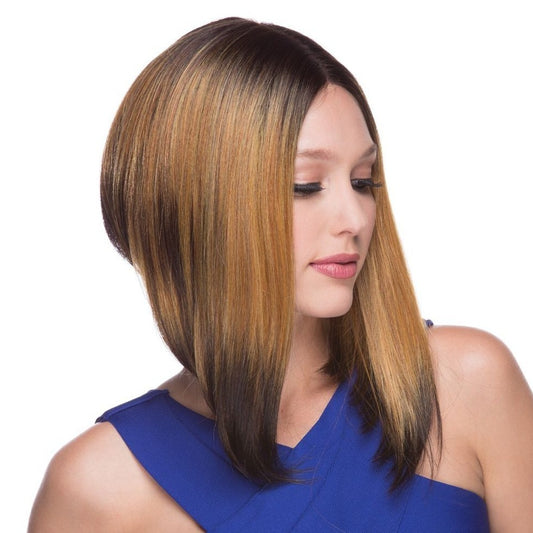 La perruque Libby en châtain de la marque Sepia est une perruque lace front en cheveux synthétiques coupée en carré plongeant.