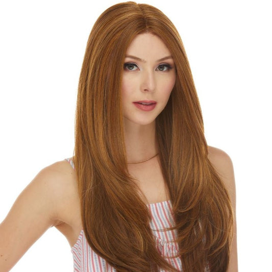 La perruque Lindsey de la marque Sepia est une longue perruque lace front en roux et en cheveux synthétiques. Il s'agit d'une perruque swiss lace avec une dentelle extrêmement fine.
