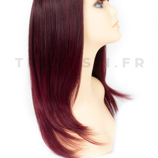 Lollipop est une perruque lisse et mi-longue en bordeaux de la marque Sepia avec une large frange et dont les cheveux synthétiques résistent à la chaleur.