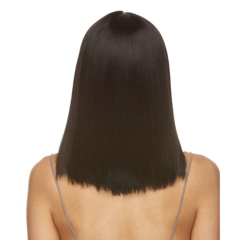 La perruque Mika en noir de la marque Sepia est une perruque lace front en cheveux synthétiques avec une raie au milieu et coupée au carré.