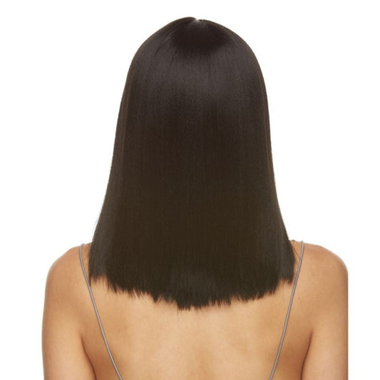 La perruque Mika en noir de la marque Sepia est une perruque lace front en cheveux synthétiques avec une raie au milieu et coupée au carré.