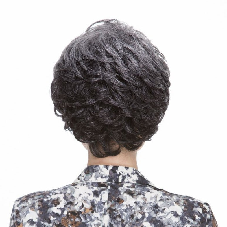 Paula en gris est une perruque courte de la marque Sepia en cheveux synthétiques avec un effet décoiffé.