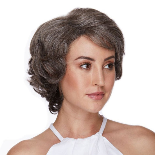 Paula est une perruque couleur sable courte de la marque Sepia en cheveux synthétiques avec un effet décoiffé.