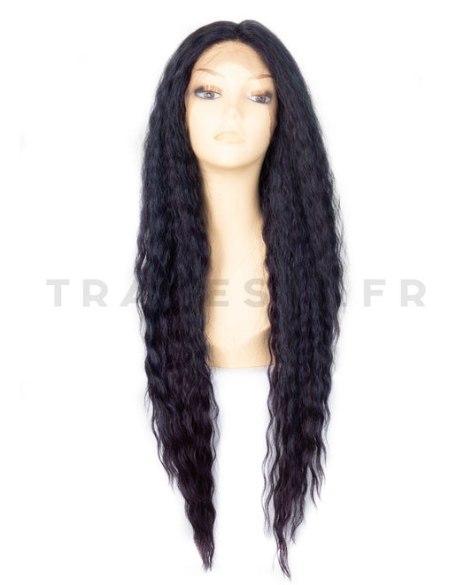Raven est une perruque longue et lace front en brun aux multiples mèches bleues, vertes et violettes. Frisée et sans frange, la perruque a une raie au milieu très naturelle.