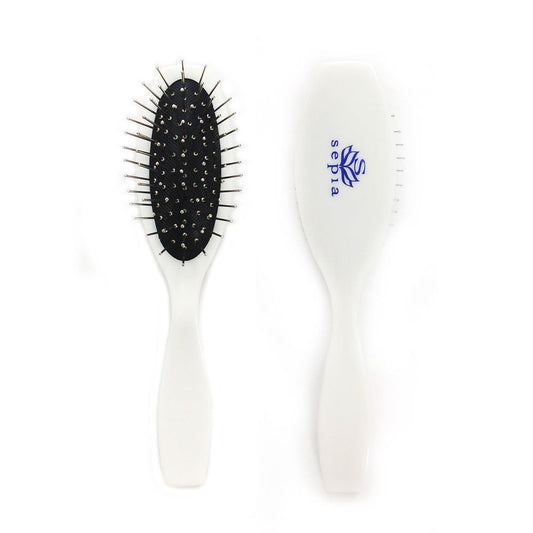 Une brosse aux poils en métal pour coiffer vos perruques et extensions en cheveux synthétiques sans les abîmer.