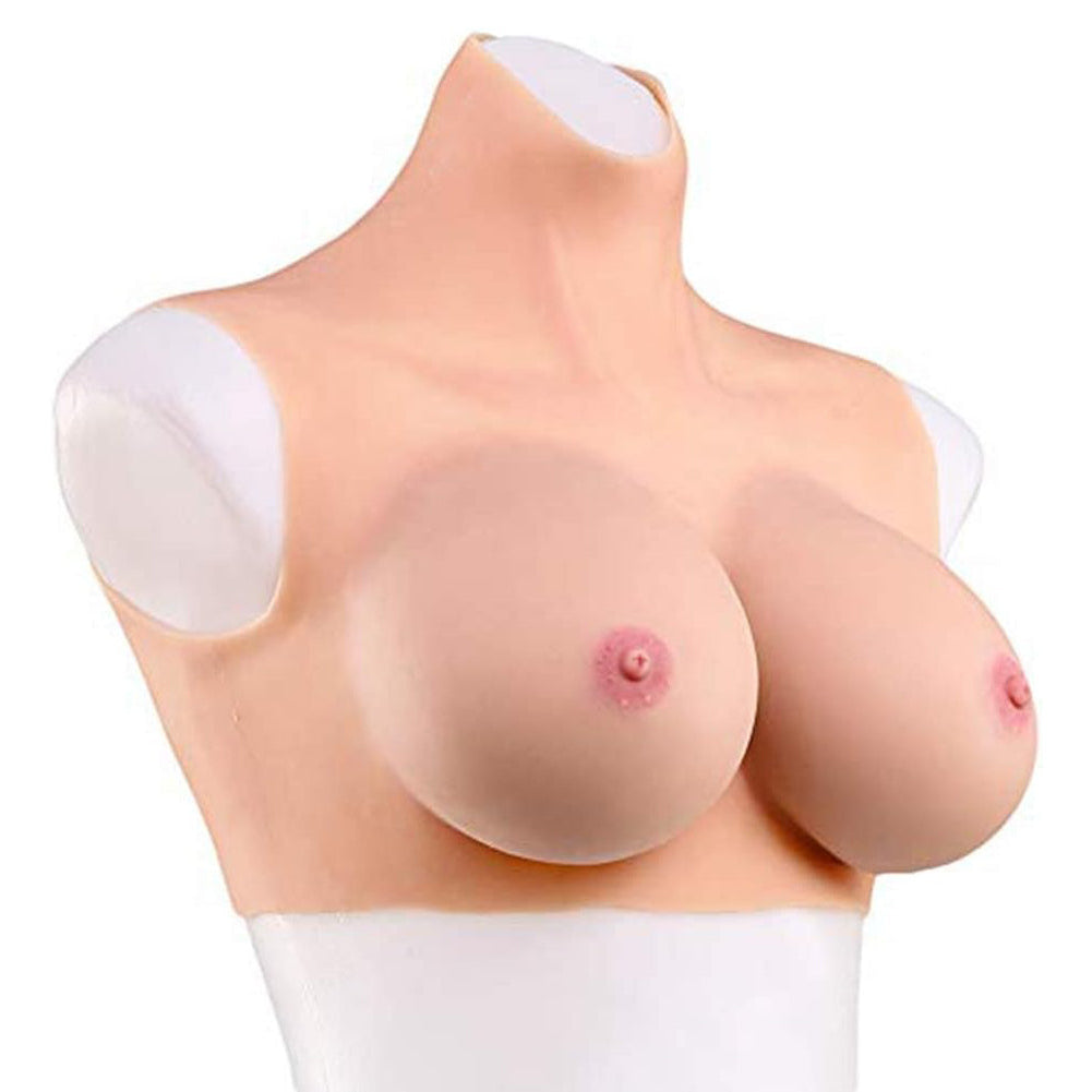 Vue de trois quarts du buste poitrine en silicone bonnet B avec col montant, montrant le volume naturel