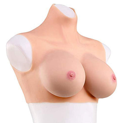 Vue de trois quarts du buste poitrine en silicone bonnet B avec col montant, montrant le volume naturel