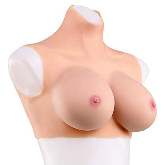 Vue de trois quarts du buste poitrine en silicone bonnet B avec col montant, montrant le volume naturel