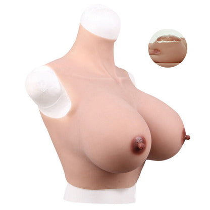 Vue de trois quarts du buste poitrine en silicone réaliste bonnet B avec col montant, version remplie de silicone pour un rendu naturel