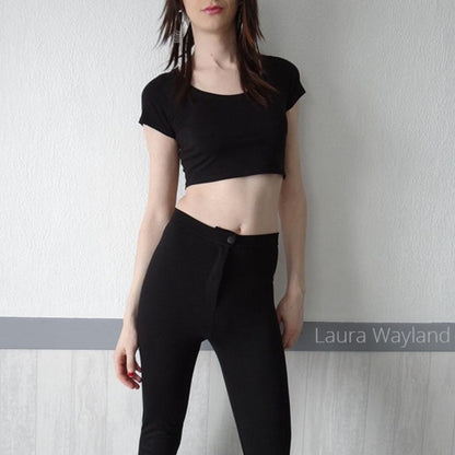 Ma culotte transgenre est une culotte gaff conçue pour toutes les femmes trans qui veulent dissimuler le spectre masculin. La culotte est fabriquée par les expertes de Petit Cyclone. Modèle rouge.