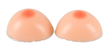 Faux seins en silicone pour travestis, 2000 g marque Cottelli Accessories vus de près en volume