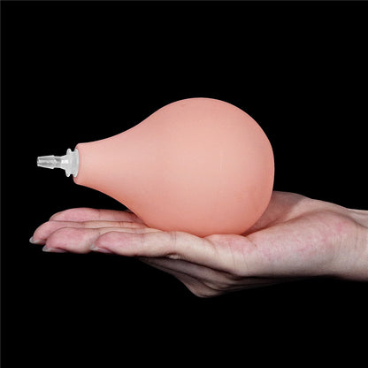 Gode éjaculateur Squirt 18 cm, chair marque LoveToy volume de la poire par rapport à une main