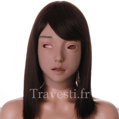 Emily est un masque complet de femme en silicone alimentaire ultra-réaliste. Le teint du masque est hâle léger. À maquiller selon ses goûts.