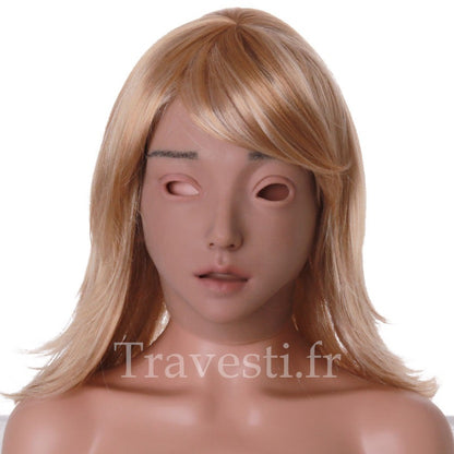 Emily est un masque complet de femme en silicone alimentaire ultra-réaliste. Le teint du masque est hâle léger. À maquiller selon ses goûts.