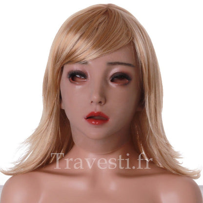 Emily est un masque complet de femme en silicone alimentaire ultra-réaliste. Le teint de la peau est hâle léger et le maquillage est permanent.