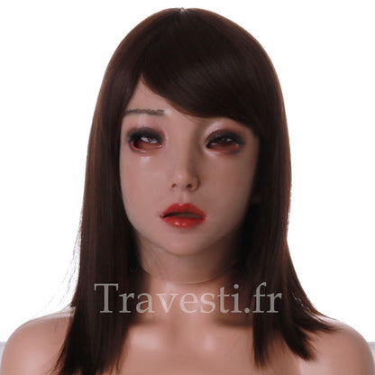 Emily est un masque complet de femme en silicone alimentaire ultra-réaliste. Le teint de la peau est hâle léger et le maquillage est permanent.