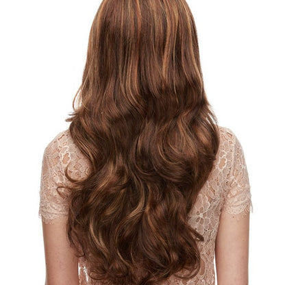 Broadway en châtain est une longue perruque en cheveux synthétiques de la marque Sepia avec des cheveux ondulés.