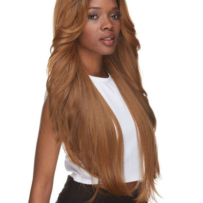 La perruque Cameron de la marque Sepia est une très longue perruque lace front en cheveux synthétiques couleur châtain.