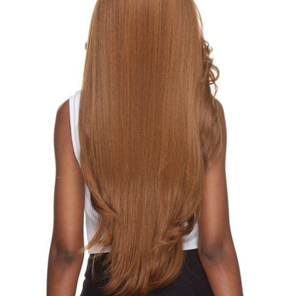 La perruque Cameron de la marque Sepia est une très longue perruque lace front en cheveux synthétiques couleur châtain.