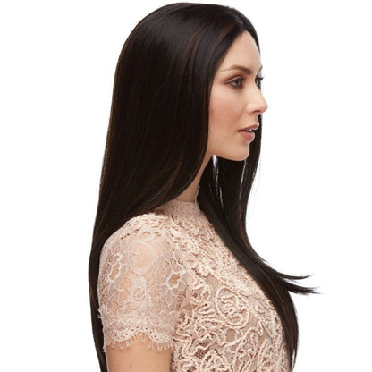 La perruque Dahlia en noir de la marque Sepia est une perruque lace front en cheveux synthétiques avec une raie au milieu et qui encadre le visage.