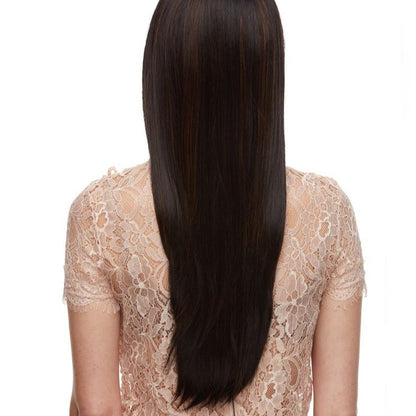La perruque Dahlia en noir de la marque Sepia est une perruque lace front en cheveux synthétiques avec une raie au milieu et qui encadre le visage.