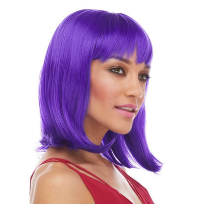 Doll est une perruque synthétique mi-longue en violet de la marque Characters coiffée en carré plongeant disponible en de très nombreux coloris.