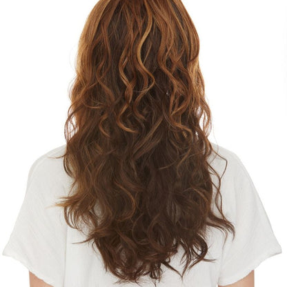 Gabby est une perruque longue et synthétique en blond vénitien de la marque Sepia dont les cheveux ondulés sont très volumineux.