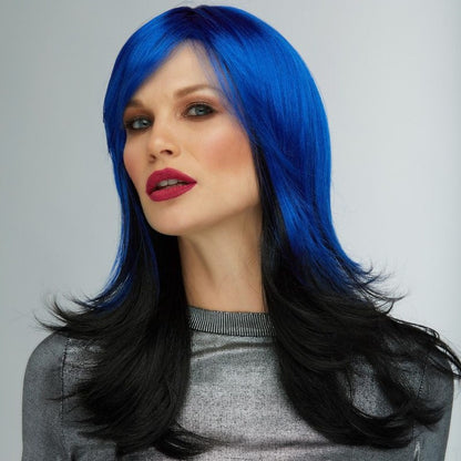 Hannah est une perruque synthétique mi-longue de la marque Blush dont les cheveux bleus sont lisses et dont les pointes noires rebiquent vers l'extérieur.