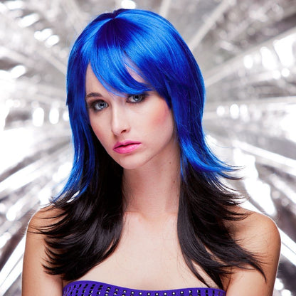 Hannah est une perruque synthétique mi-longue de la marque Blush dont les cheveux bleus sont lisses et dont les pointes noires rebiquent vers l'extérieur.