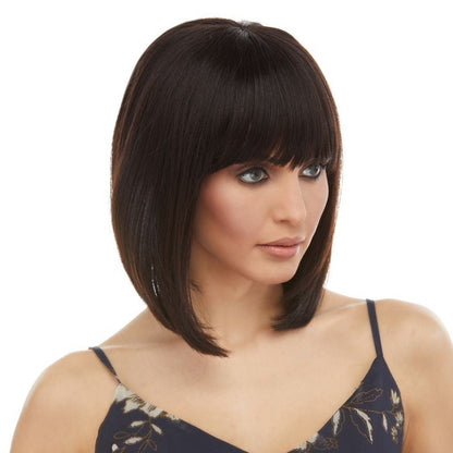 Jaylyn est une perruque mi-longue en brun et en cheveux 100% naturels de la marque Eleganté. Ses cheveux lisses sont coupés en carré plongeant et sa frange longue et graphique est coupée droite.