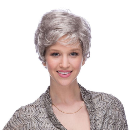 Jesse en gris est une perruque très chic coupée courte aux cheveux synthétiques. Ses ondulations peuvent être coiffées à votre guise.