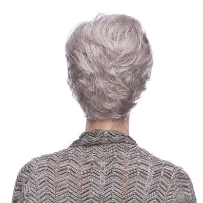 Jesse en gris est une perruque très chic coupée courte aux cheveux synthétiques. Ses ondulations peuvent être coiffées à votre guise.