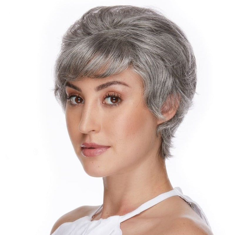 Jesse en gris est une perruque très chic coupée courte aux cheveux synthétiques. Ses ondulations peuvent être coiffées à votre guise.