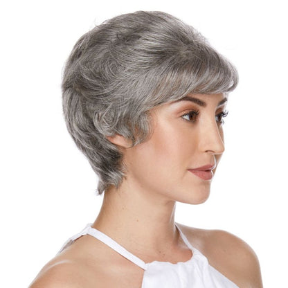 Jesse en gris est une perruque très chic coupée courte aux cheveux synthétiques. Ses ondulations peuvent être coiffées à votre guise.