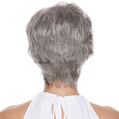 Jesse en gris est une perruque très chic coupée courte aux cheveux synthétiques. Ses ondulations peuvent être coiffées à votre guise.