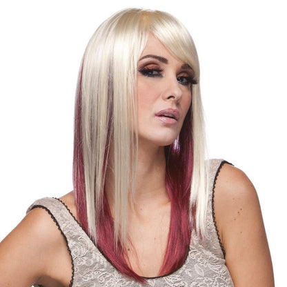 ewel est une longue perruque en cheveux synthétiques de la marque Sepia avec des cheveux lisses et une large frange. La perruque est blond platine avec une mèche bordeaux.