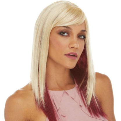 ewel est une longue perruque en cheveux synthétiques de la marque Sepia avec des cheveux lisses et une large frange. La perruque est blond platine avec une mèche bordeaux.