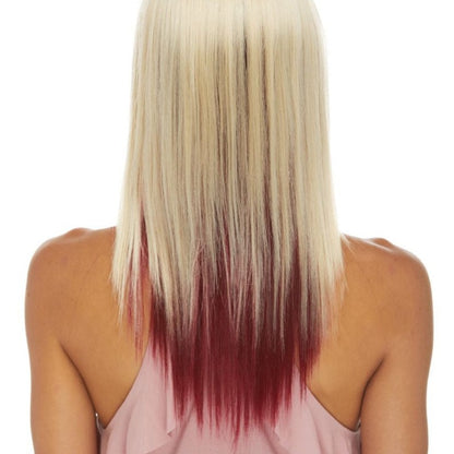 ewel est une longue perruque en cheveux synthétiques de la marque Sepia avec des cheveux lisses et une large frange. La perruque est blond platine avec une mèche bordeaux.