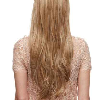 Kristen en blond est une perruque longue synthétique en fibre Futura de la marque Sepia avec une large frange et des cheveux longs.