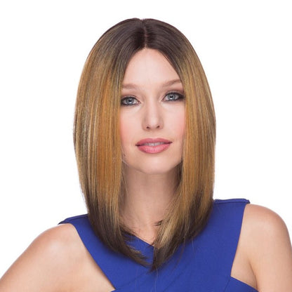 La perruque Libby en châtain de la marque Sepia est une perruque lace front en cheveux synthétiques coupée en carré plongeant.