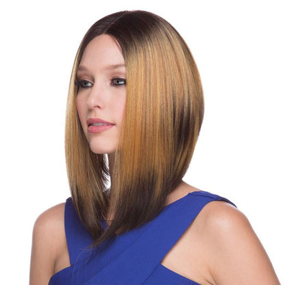 La perruque Libby en châtain de la marque Sepia est une perruque lace front en cheveux synthétiques coupée en carré plongeant.