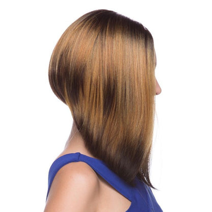 La perruque Libby en châtain de la marque Sepia est une perruque lace front en cheveux synthétiques coupée en carré plongeant.