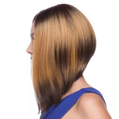 La perruque Libby en châtain de la marque Sepia est une perruque lace front en cheveux synthétiques coupée en carré plongeant.