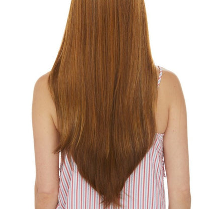 La perruque Lindsey de la marque Sepia est une longue perruque lace front en roux et en cheveux synthétiques. Il s'agit d'une perruque swiss lace avec une dentelle extrêmement fine.